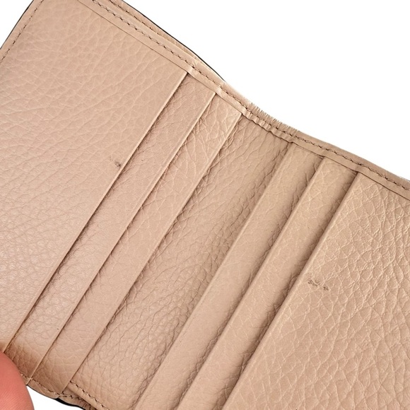 Authentic Chloe Beige Pebbled Leather Compact Bifold Alphabet C Charm Wallet Set - Picture 12 of 13